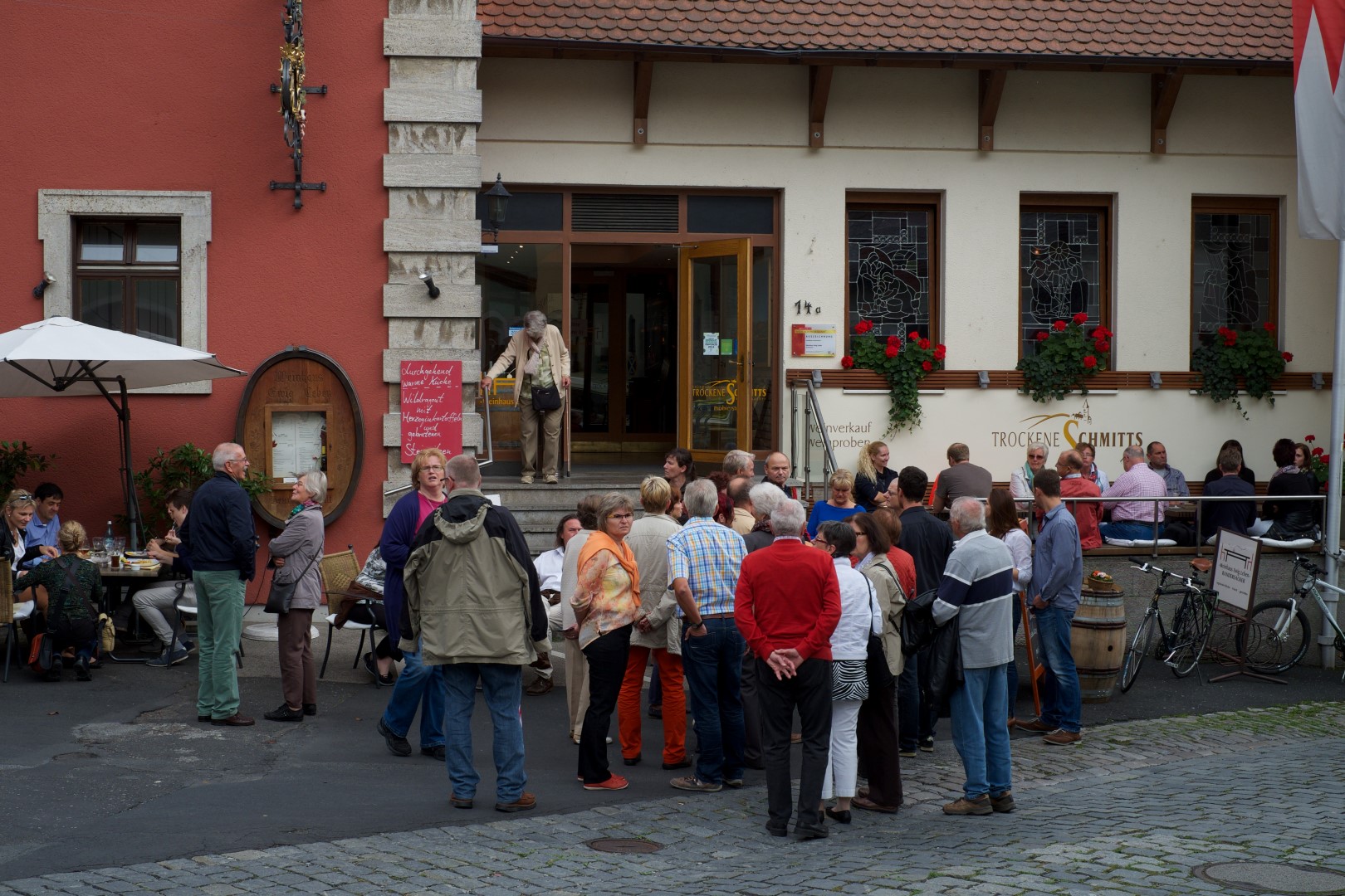 Die Gäste drängten sich in Randersackers Gassen, Galerien und Lokalen.